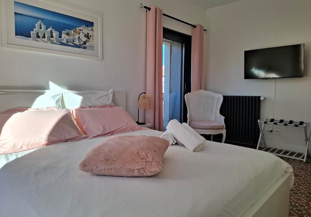 Chambre Pastelle des Gîtes de Monte Blanco – coin TV et lit double, hébergement près de Pézenas