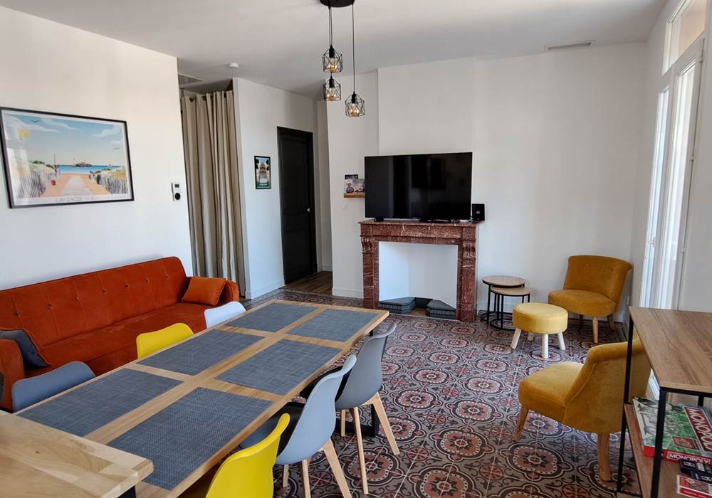 Pièce de vie lumineuse avec séjour au gîte Le Ramonetage.