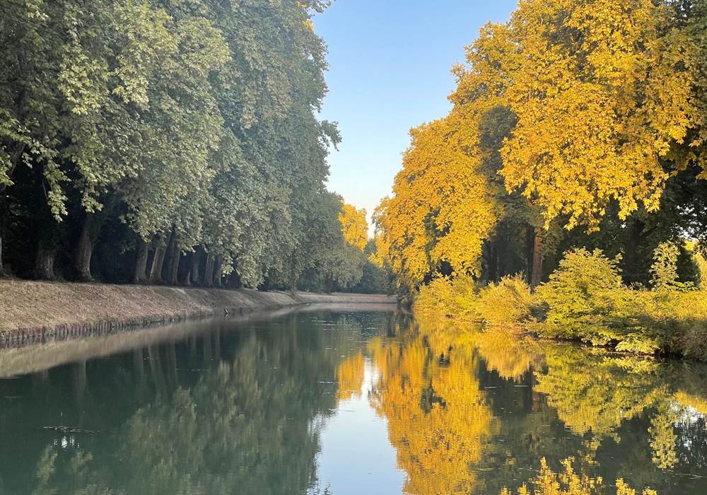 Canal latéral à la Garonne dans la lumière rouge du couchant