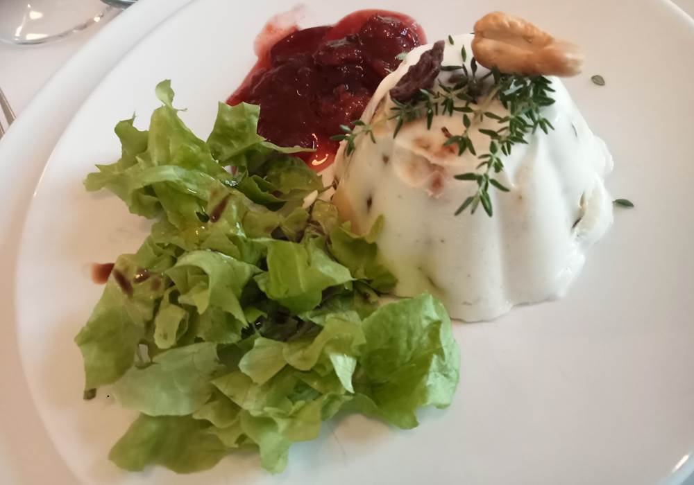 nougat glacé au chèvre frais avec ses fruits secs et sa confiture de prune