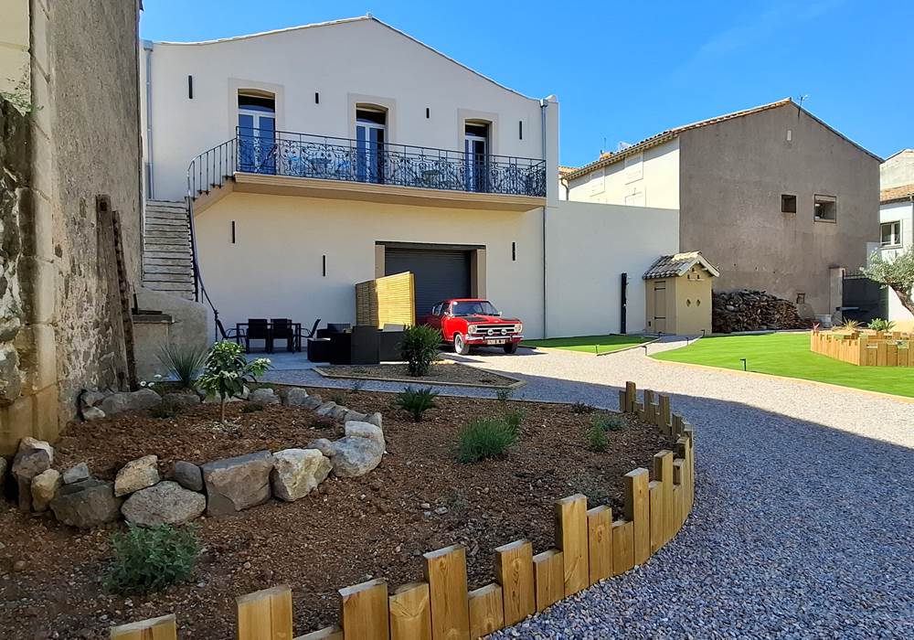 Façade du gîte Le Ramonetage avec cour extérieure à Montblanc près de Béziers.
