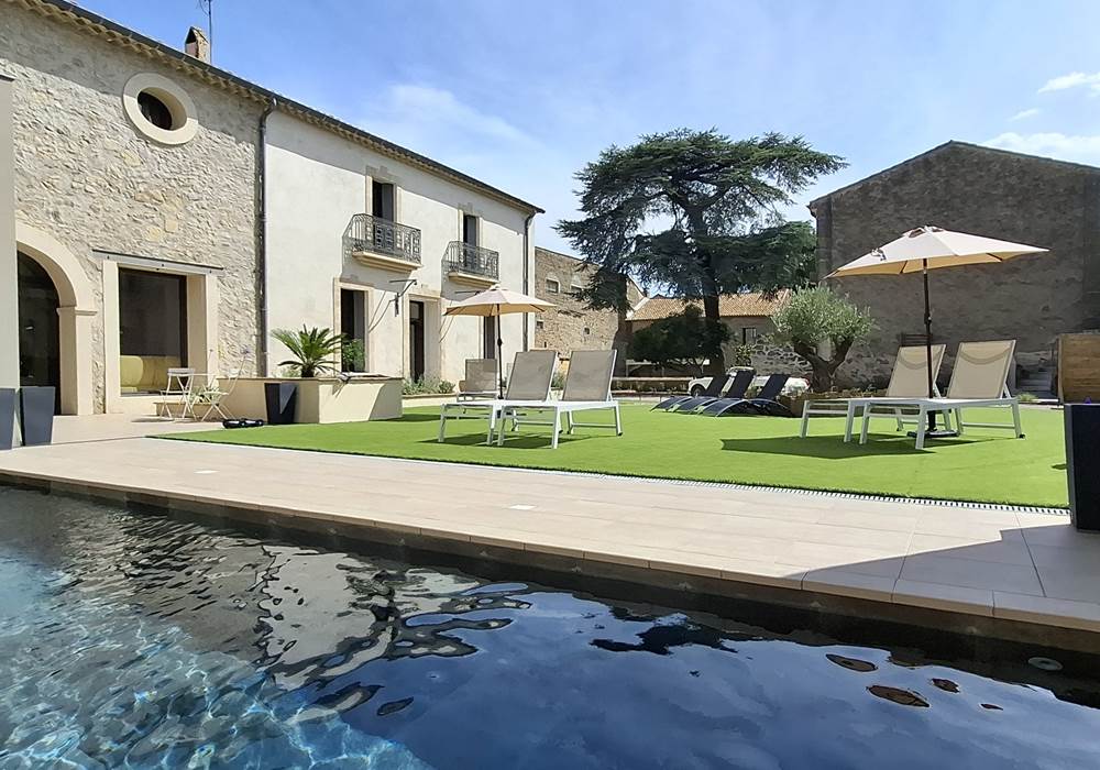 Piscine et jardin des Gîtes de Monte Blanco à Montblanc près de Pézenas – extérieur du domaine