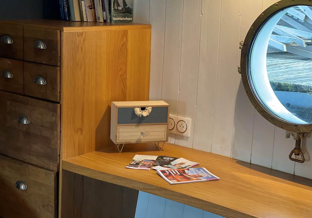 Hublot tribord et coin bureau de la cabine Tarn de la Péniche Hôtel Gaïa