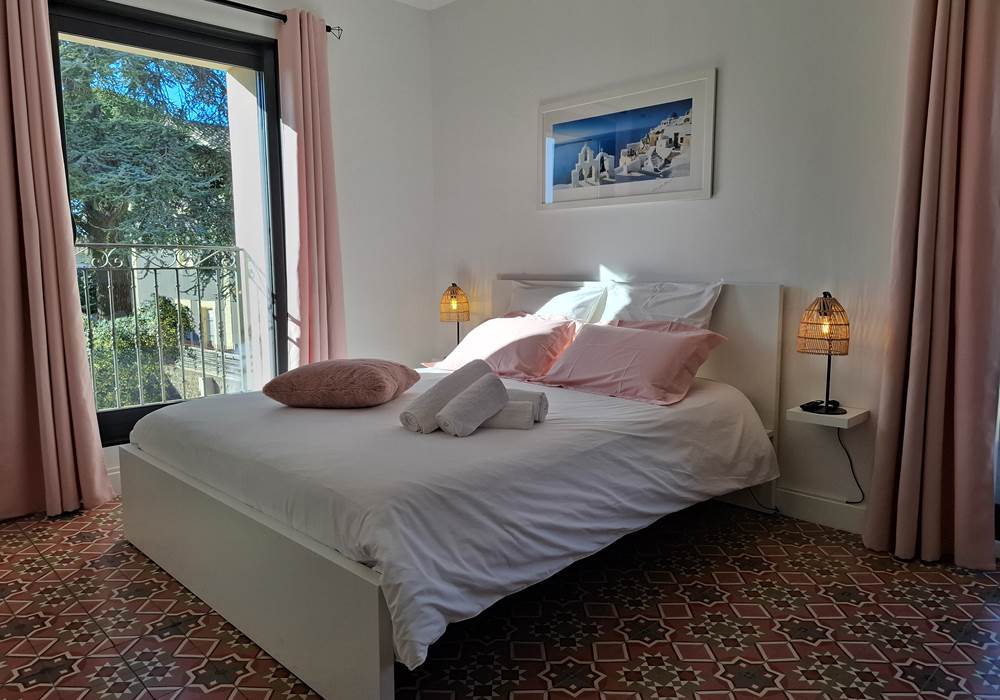 Chambre Pastelle des Gîtes de Monte Blanco près de Pézenas – lit double et décoration douce