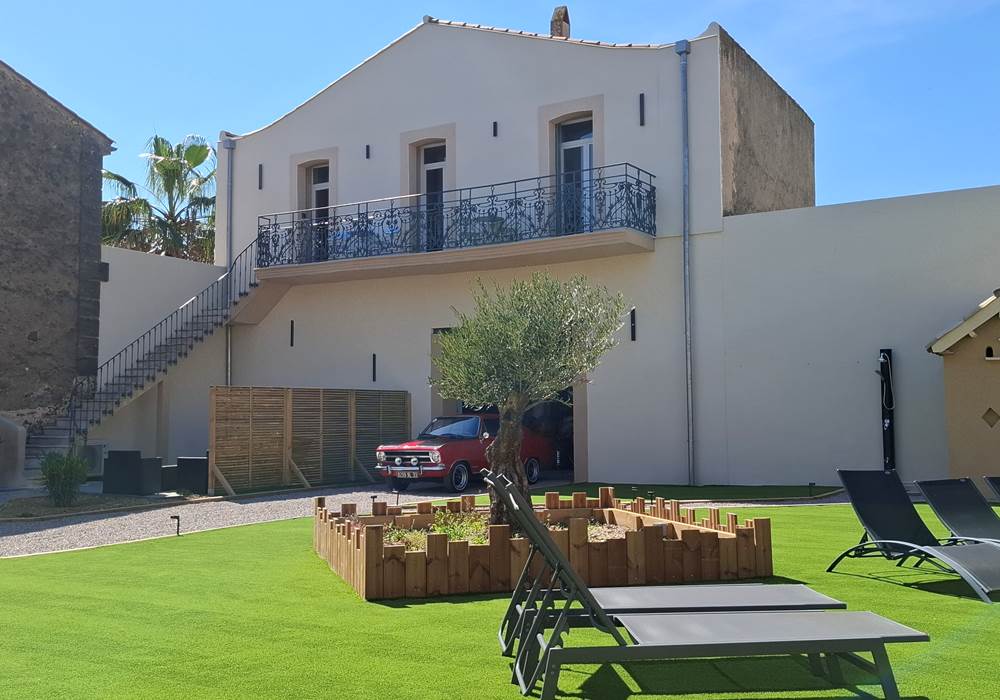 Jardin aménagé du gîte Le Ramonetage à Montblanc, proche de Béziers.