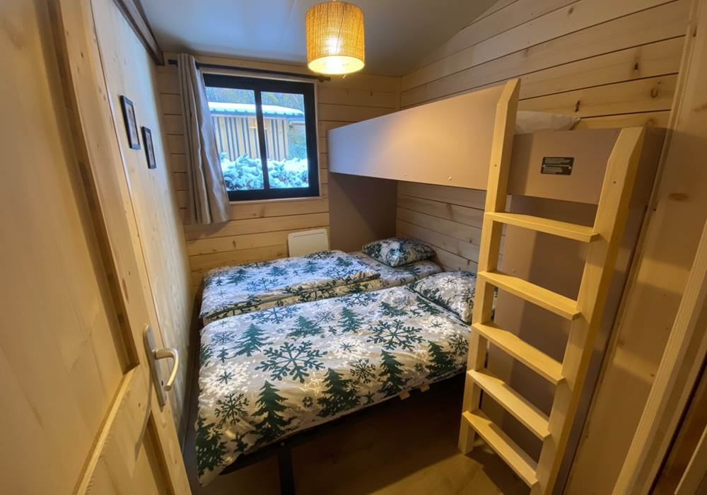 Chambre avec deux lits simple et un lit à étage