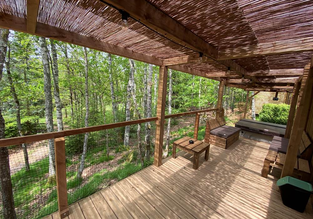 Grande terrasse couverte avec vue sur la Forêt