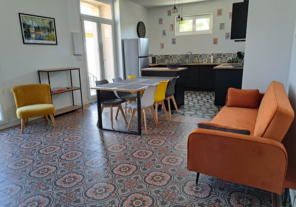 Salon convivial du gîte Le Ramonetage à Montblanc.