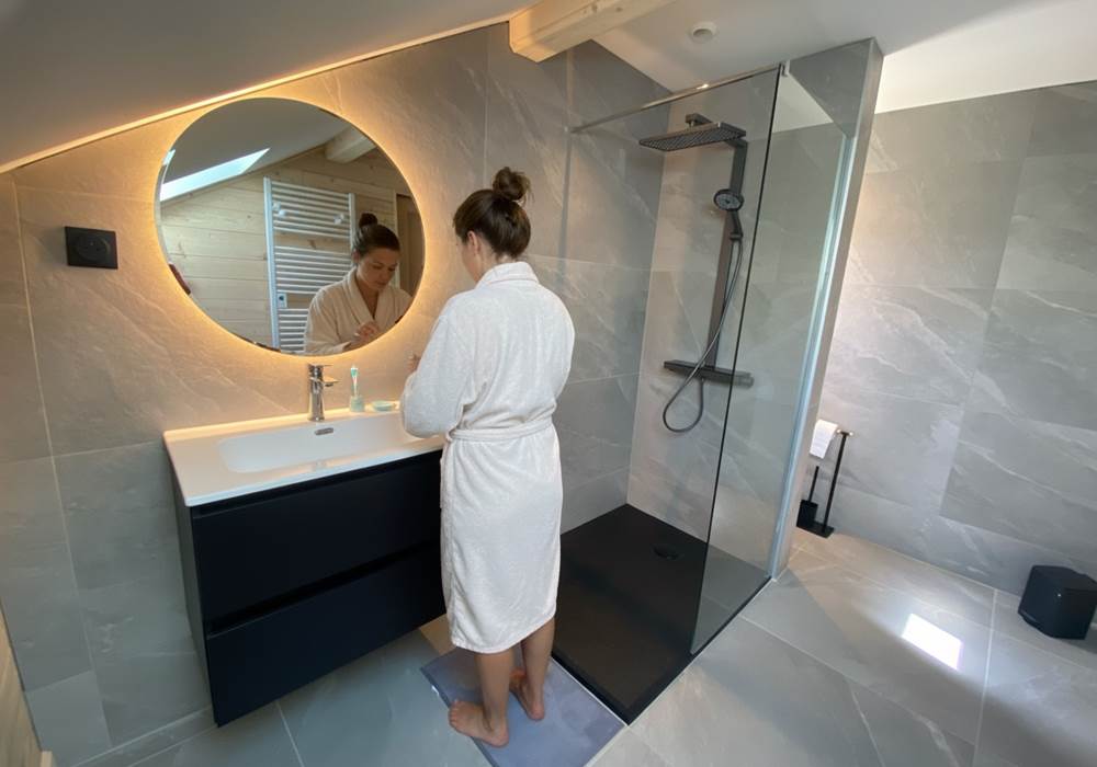 Salle de bain à l'étage avec douche italienne et WC