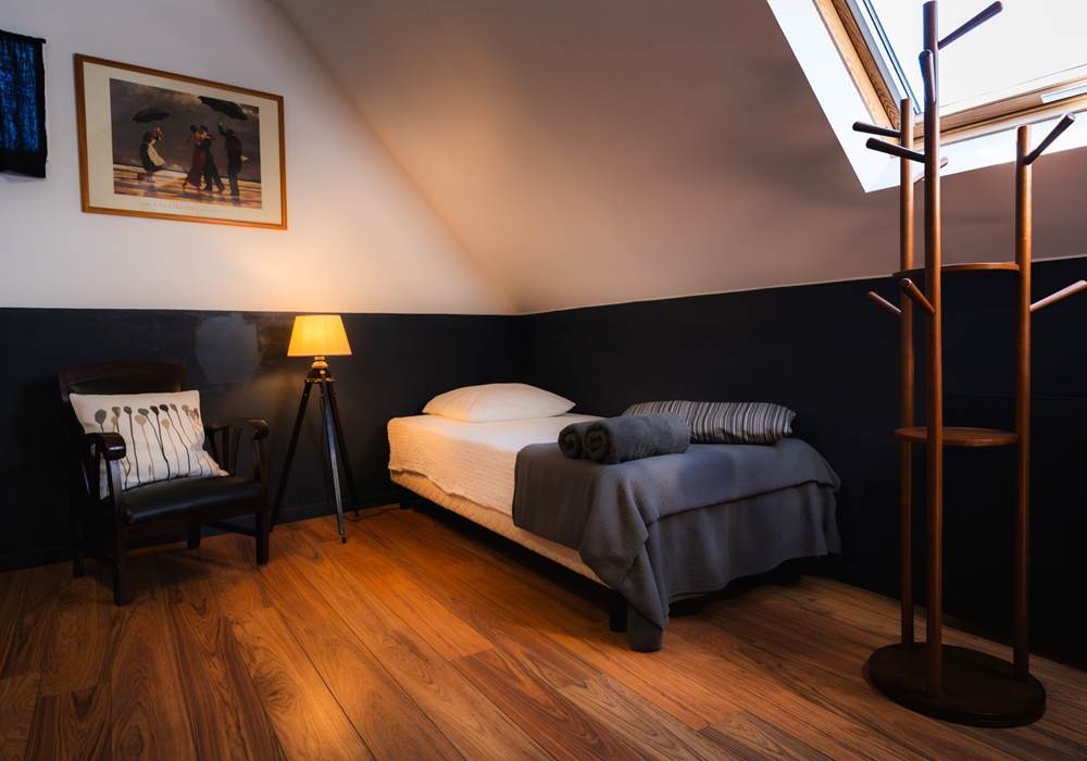 chambre les danseurs: le lit simple