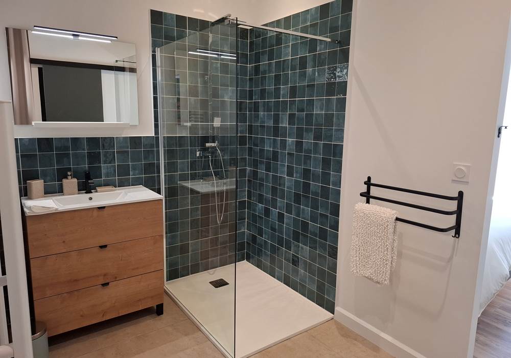 Salle de bain moderne du gîte Le Pressoir, 2 chambres.