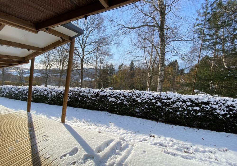 Grande terrasse couverte avec vue sur la forêt