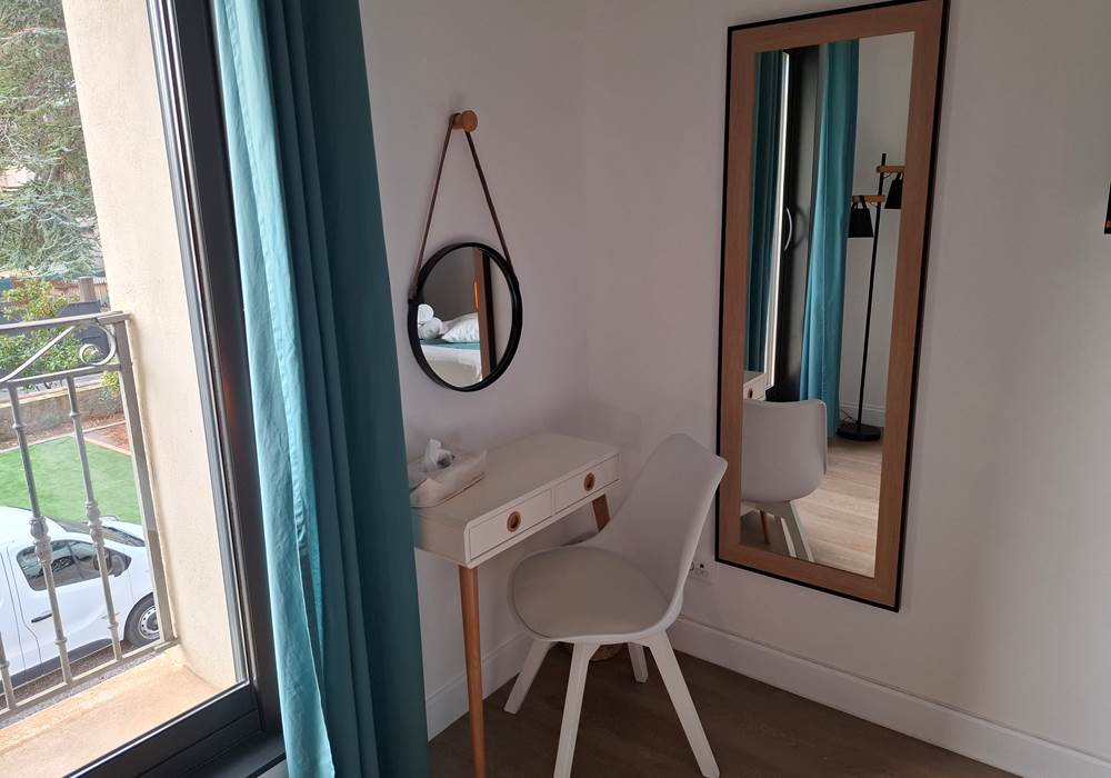 Coiffeuse et miroir dans la Chambre Bleue, chambre d’hôtes près de Pézenas.