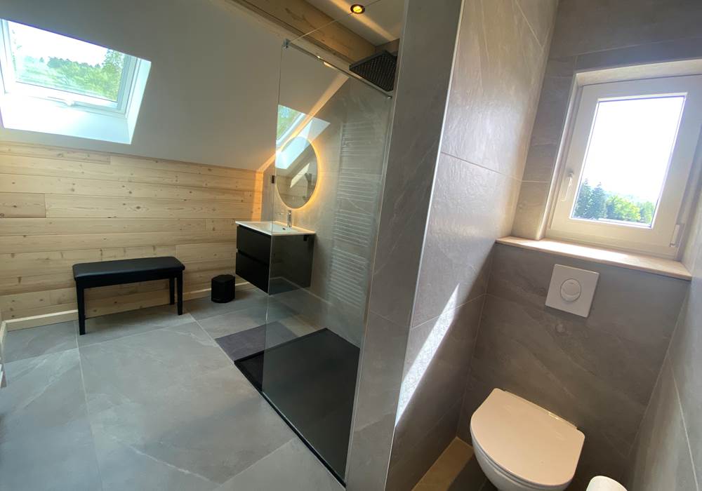 Salle de bain à l'étage avec douche italienne et WC