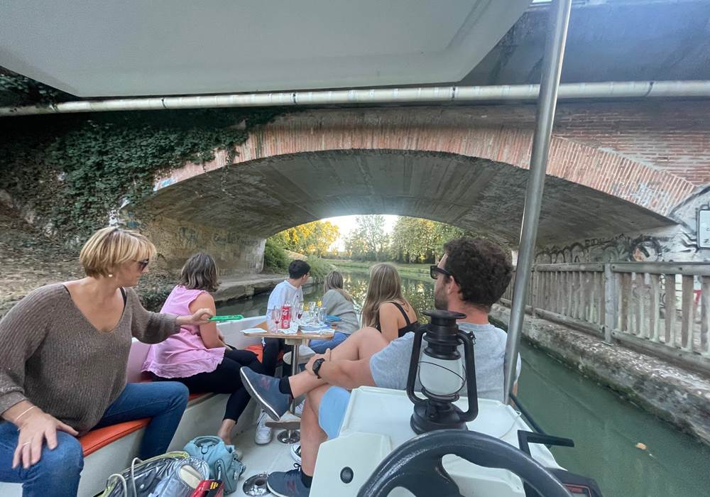 Franchissement d'un pont à banquettes sur le Canal Latéral à la Garonne