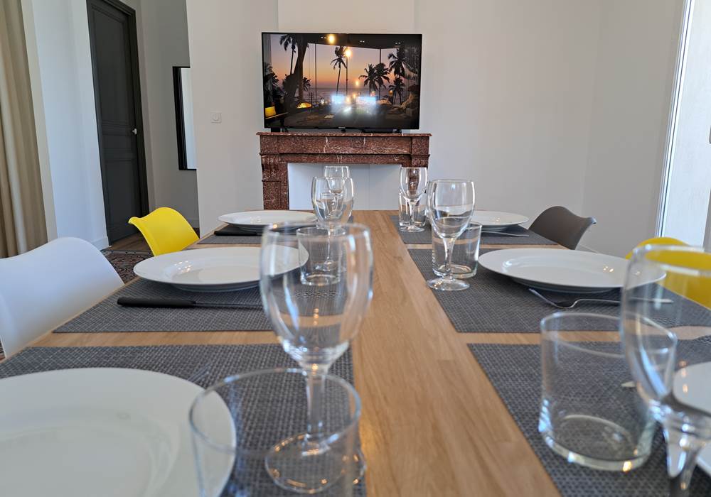 Coin repas convivial du gîte Le Ramonetage.