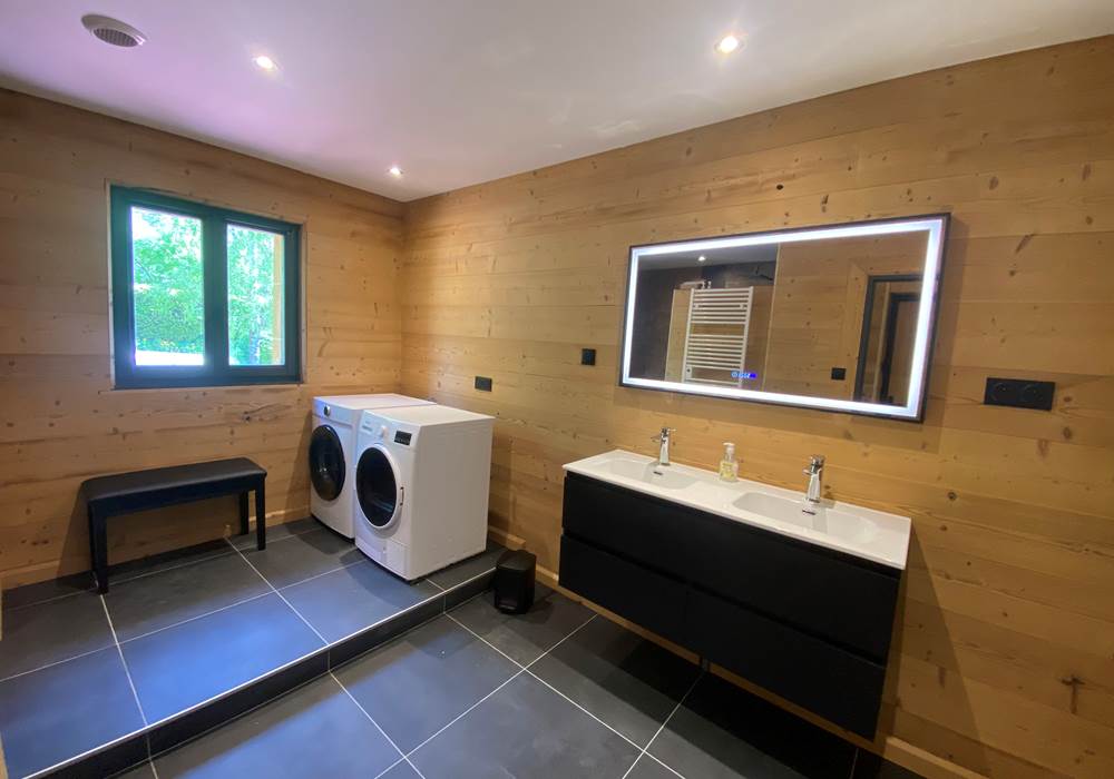 Grande salle de bain avec douche italienne et double vasque