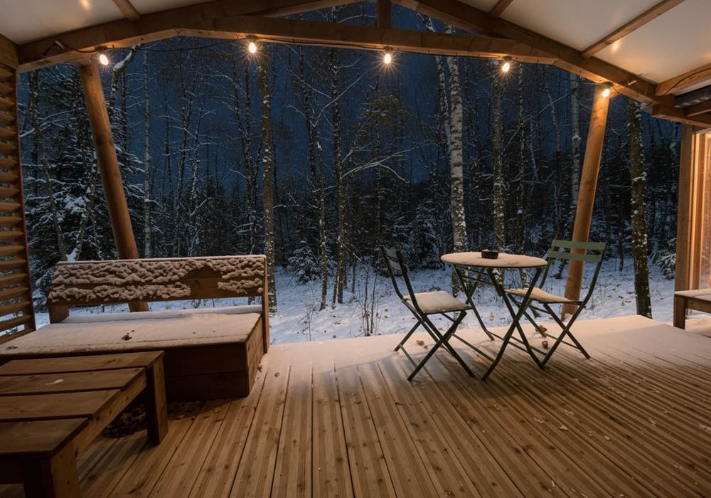 Terrasse couverte de nuit vue sur la forêt