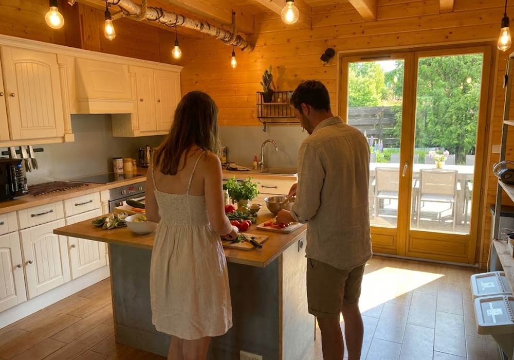 Grande cuisine américaine ouverte sur le séjour et la terrasse principale