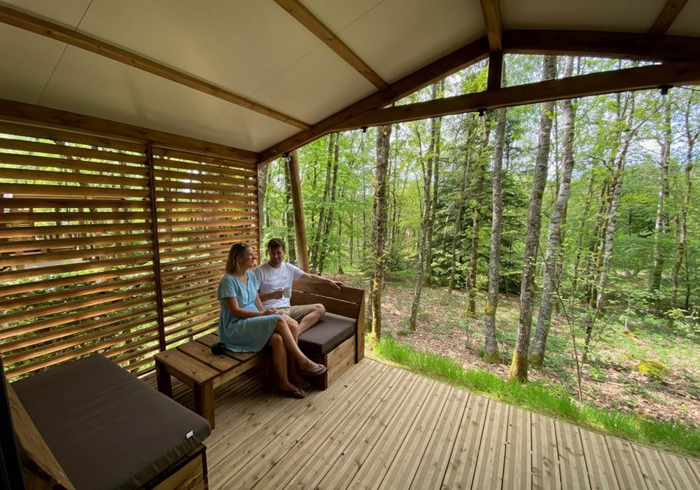 Grande terrasse couverte avec coin lecture et repas