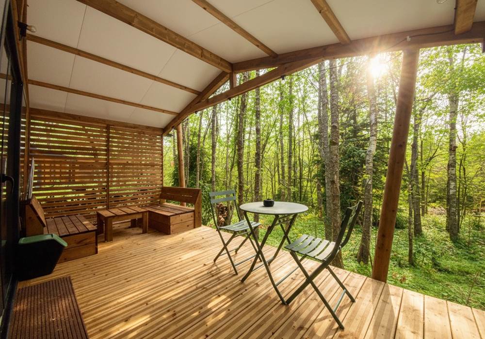Vue sur la forêt depuis la terrasse couverte