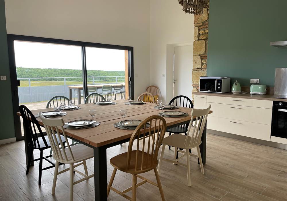 cuisine salle à manger avec accès direct à la terrasse