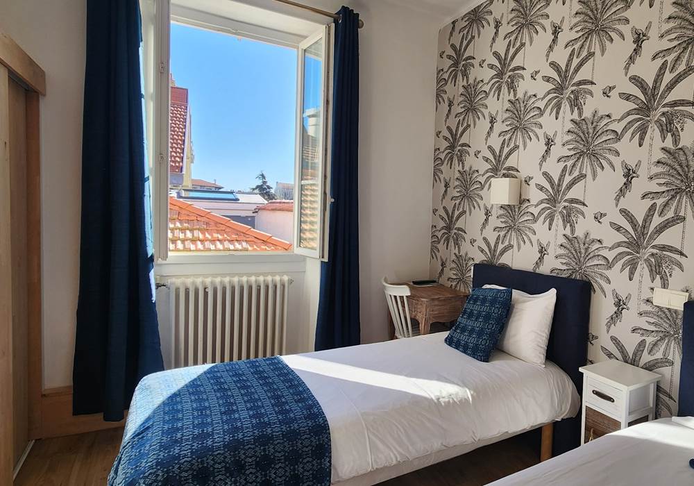 Chambre lits jumeaux au cœur de Biarritz