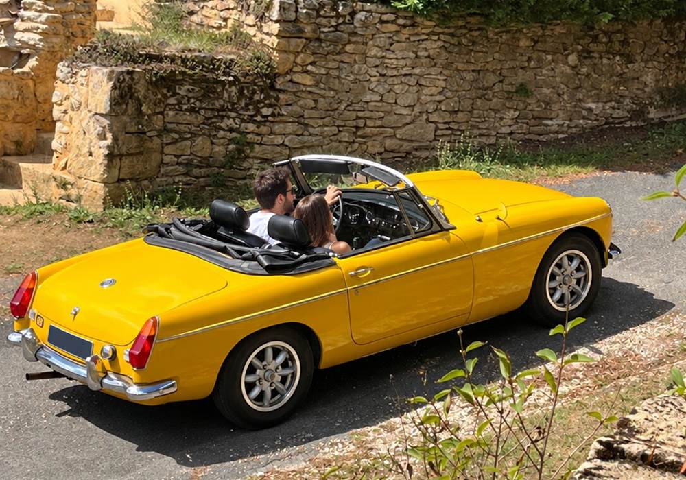 mariage-arrivee-voiture-ancienne-domaine-les-maurelles-milhac