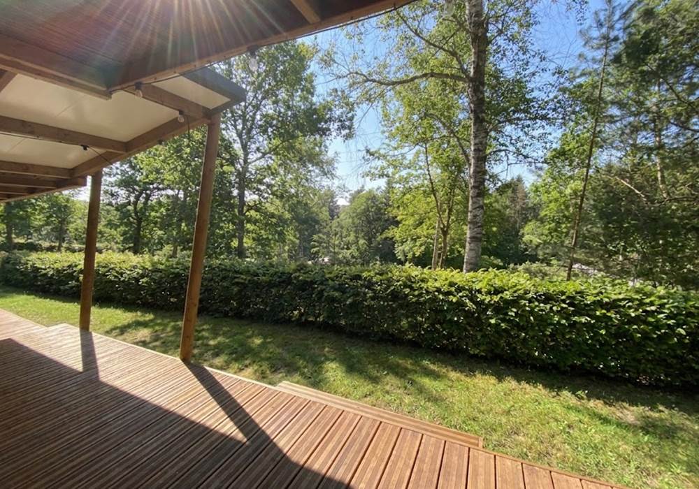 Grande terrasse couverte avec vue sur la Forêt