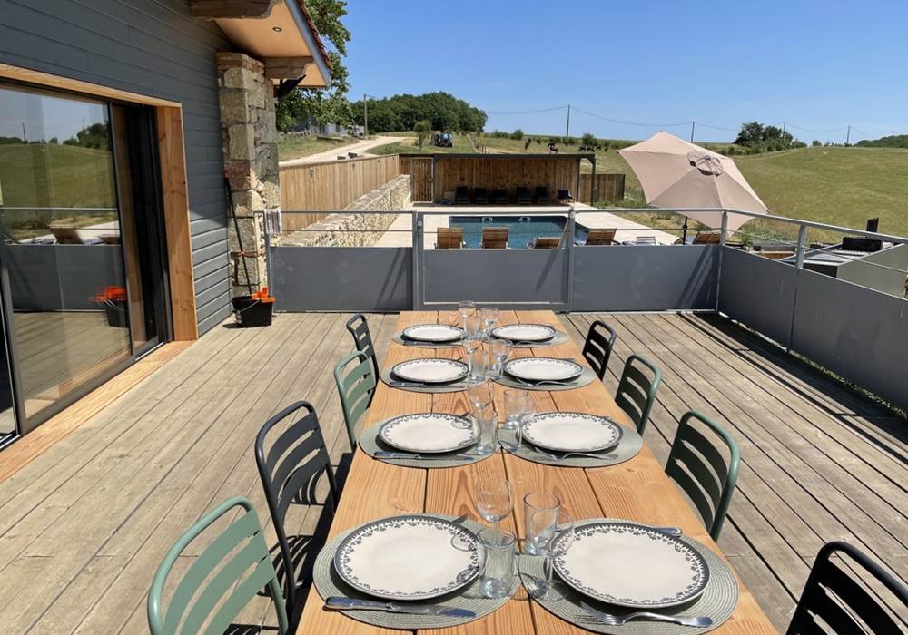 Terrasse gîte table repas