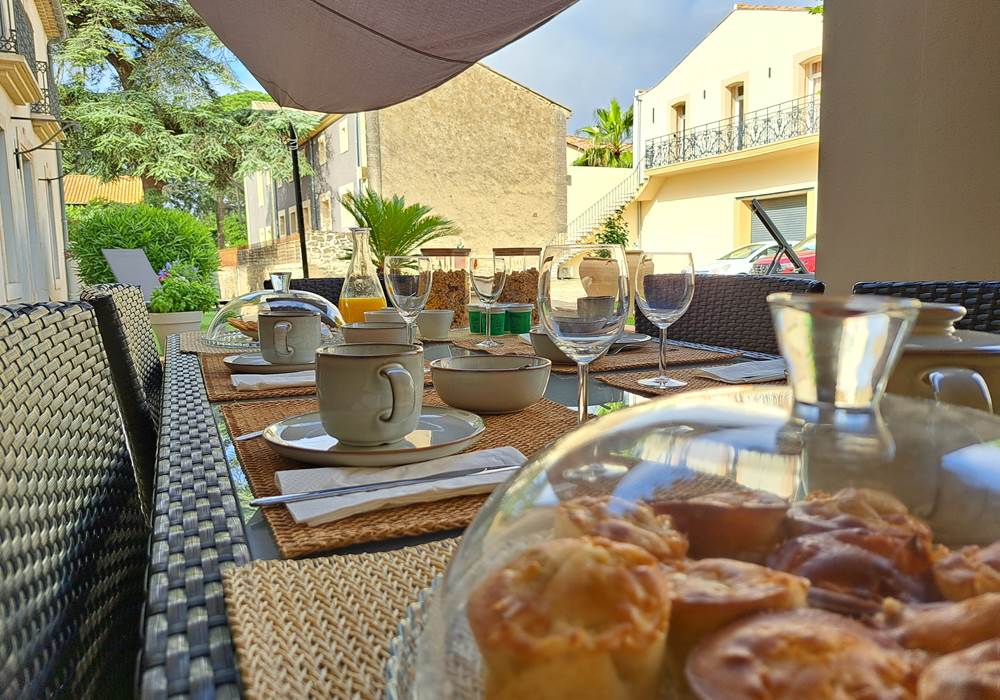 Petit-déjeuner en terrasse aux Gîtes de Monte Blanco – extérieur calme près de Pézenas