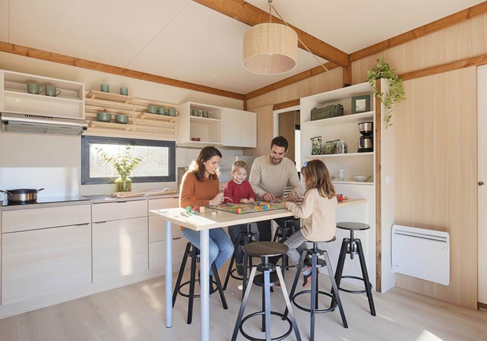 Coin repas avec sa cuisine toute équipée