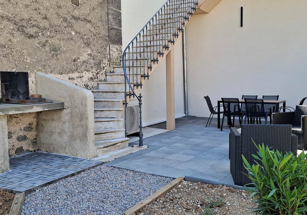 Terrasse avec barbecue privatif du gîte Le Ramonetage à Montblanc.
