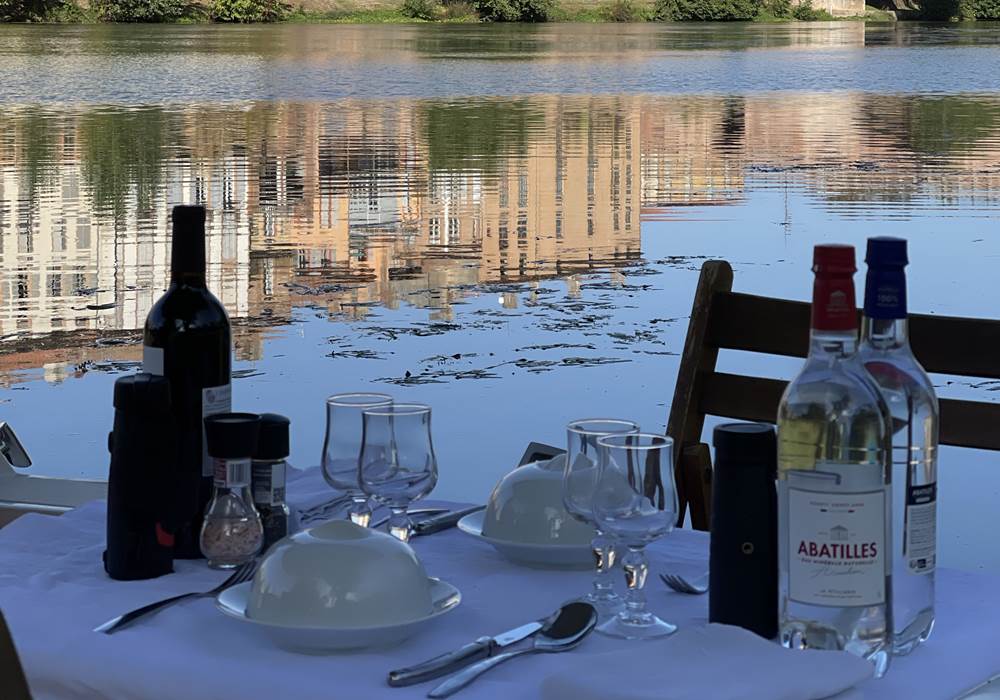 Table pour deux dressée à bord de l'Helios Explorer