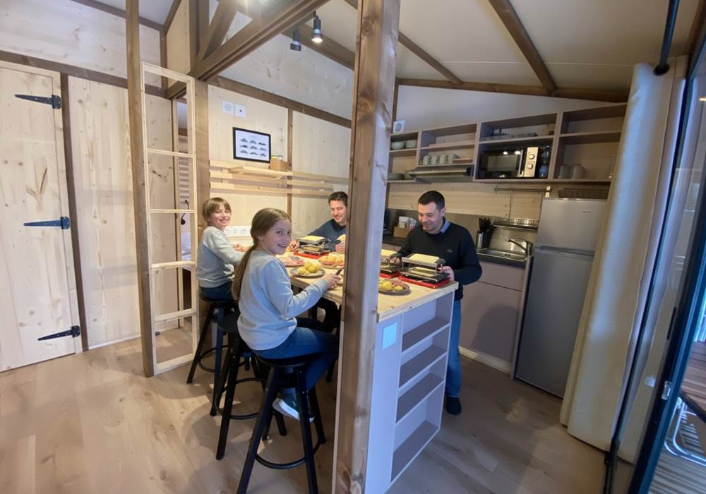 Coin cuisine et repas avec son mange debout