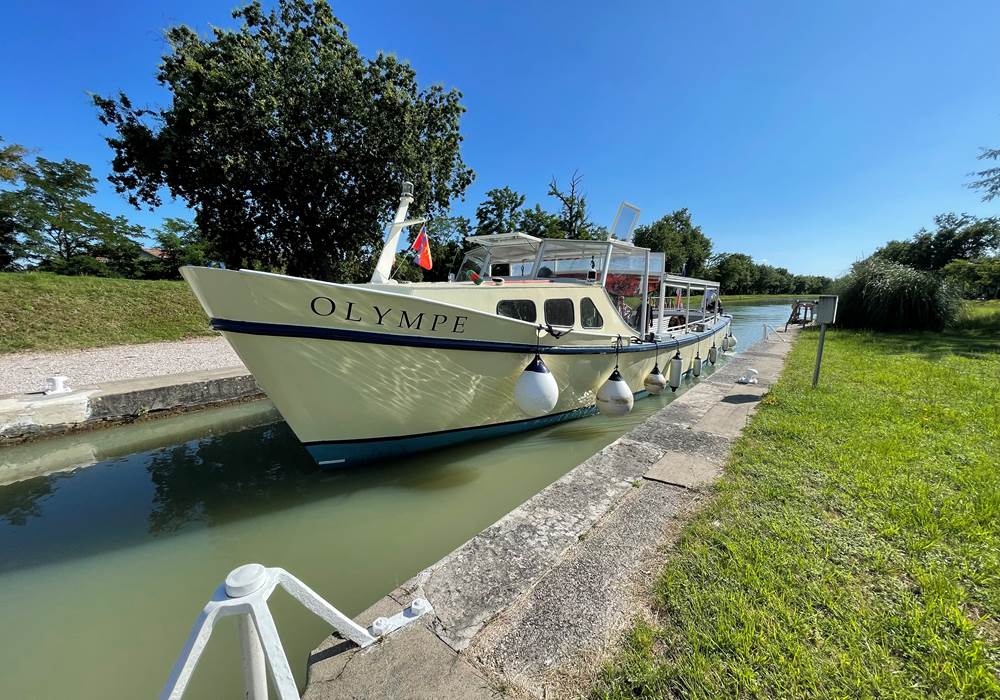 La vedette Olympe entre dans l'écluse de Bordebasse