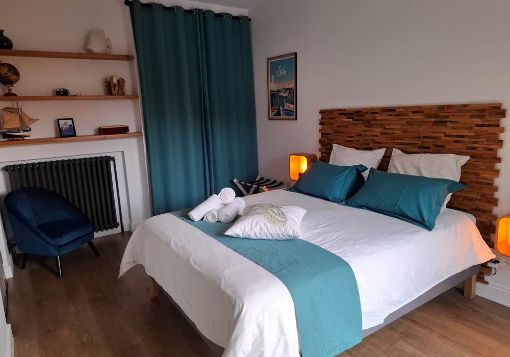 Lit double de la Chambre Bleue dans une chambre d’hôtes près de Pézenas.