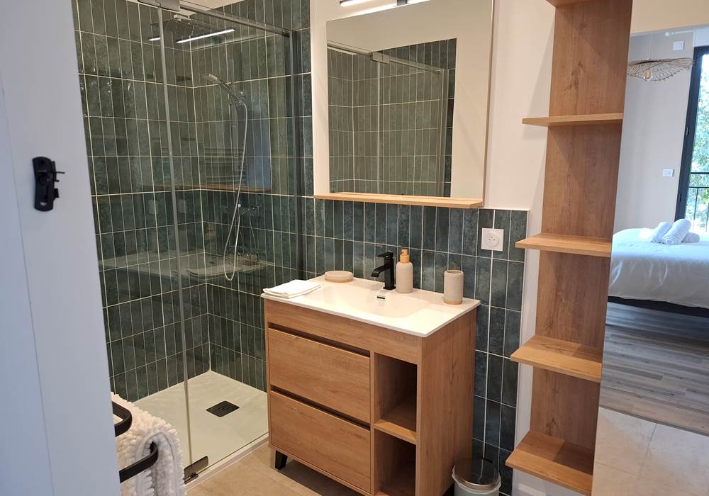 Salle de bain privative de la suite parentale du gîte Le Pressoir à Montblanc.