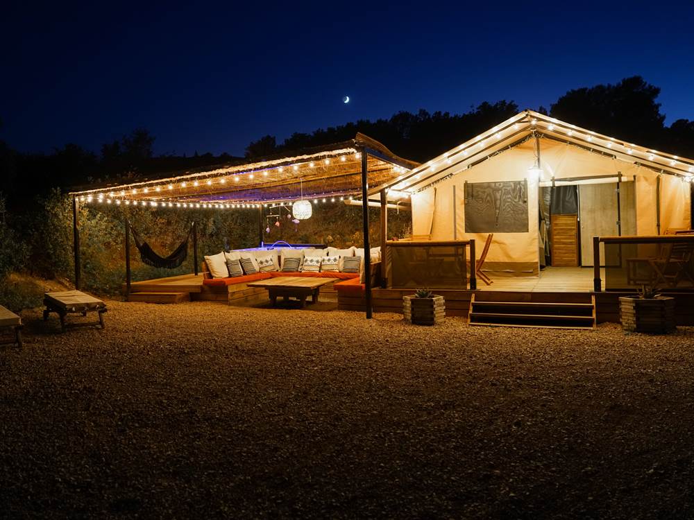 La cabane Ayana de nuit