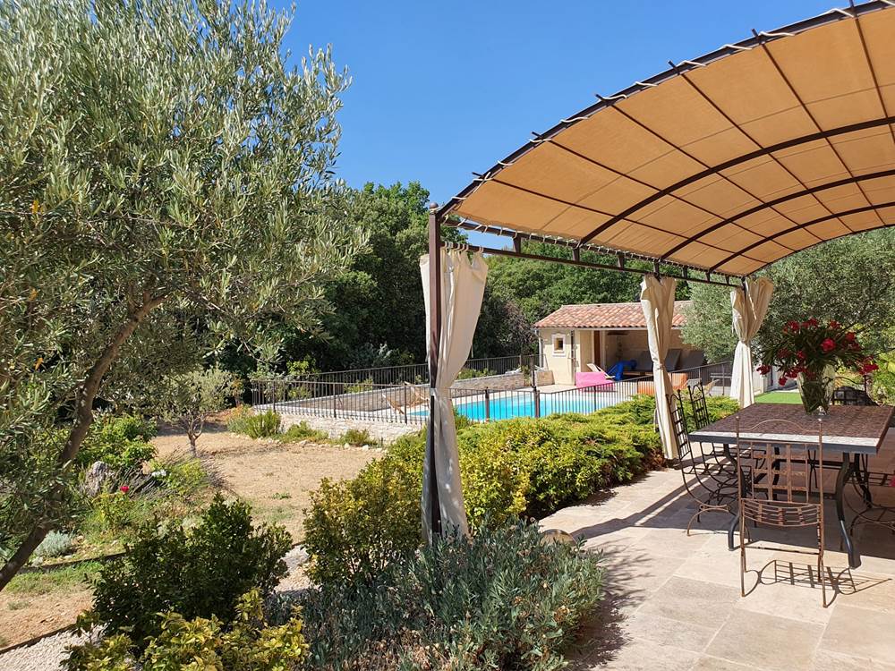 Terrasse au soleil et pergola