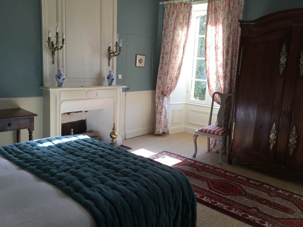 chambre "bleue", avec 2 fenêtres, vue sur le parc et les séquoias
