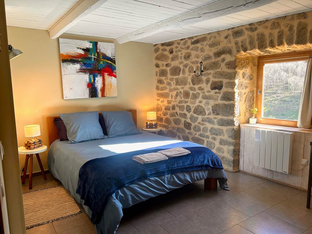 la calade chambres d'hotes et espace bien être ardèche lit chambre lin