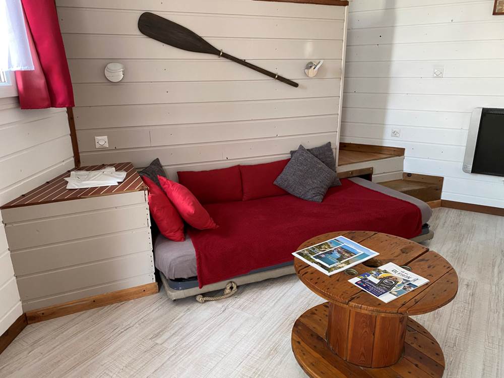 Espace salon et lit de 140cm