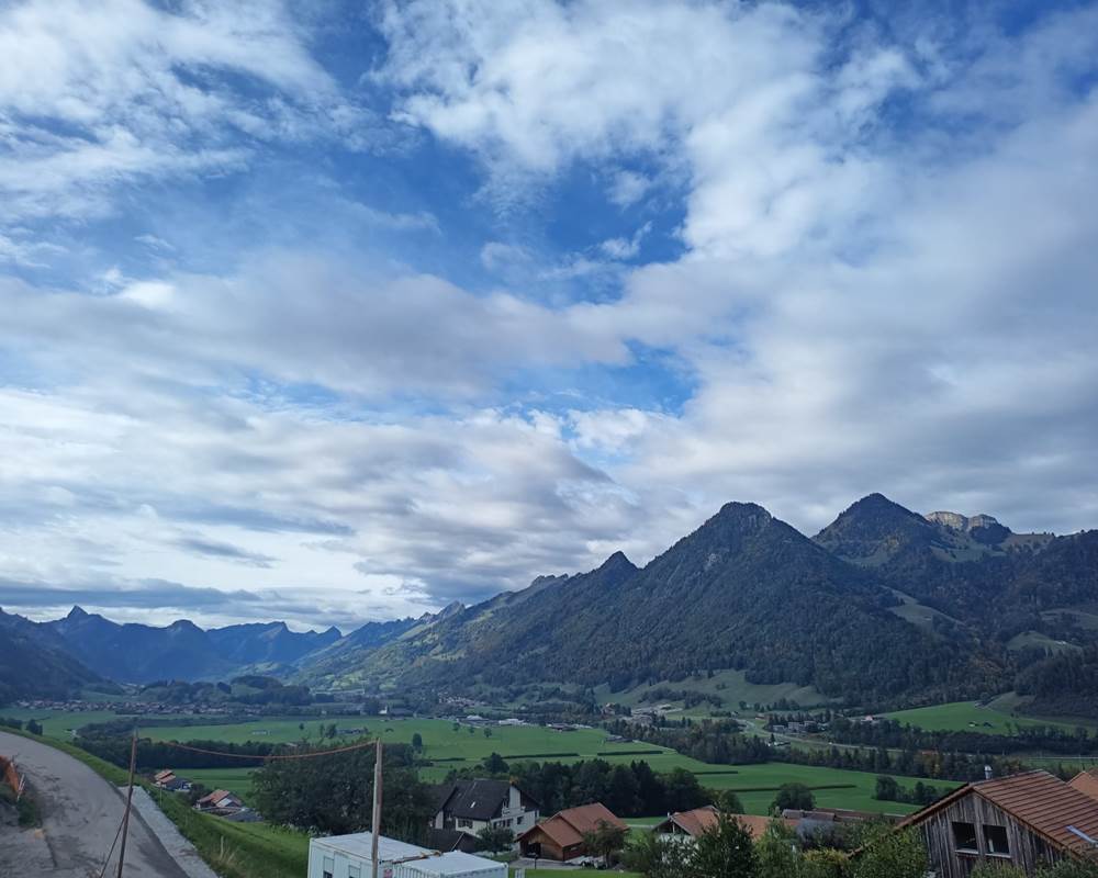 vue-panoramique-gruyere-alpes-fribourgeoises-suisse-vacances-couple-romantique