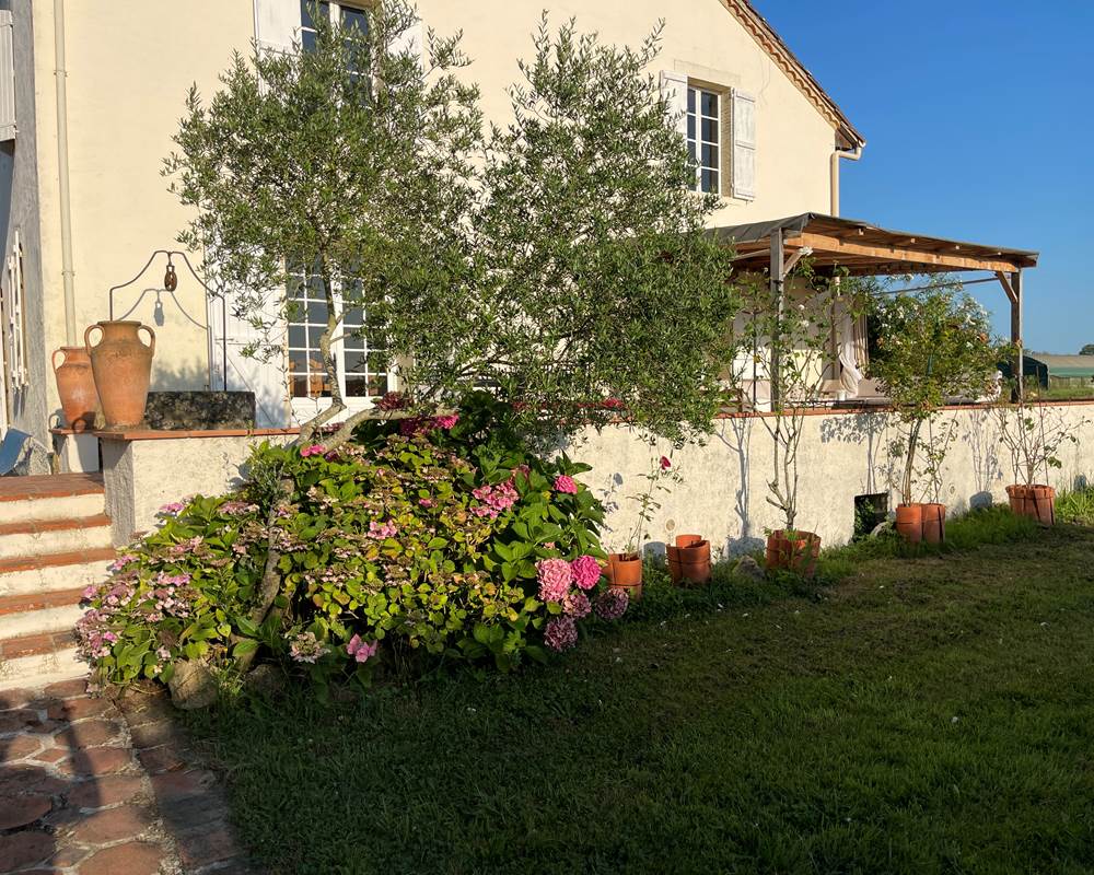 MOUNDEOU-location-gîte-Piscine-privée-Location-de-vacances-à-Madiran-St-Lanne-Terrasse-1