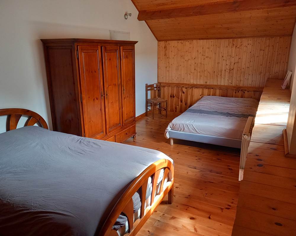 A L'ETAGE CHAMBRE 2 (2 lits 140x190)