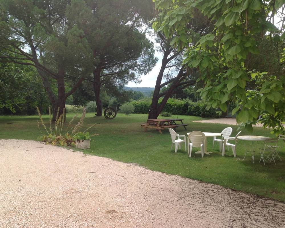 MOUNDEOU-location-gîte-Piscine-privée-Location-de-vacances-à-Madiran-St-Lanne-Terrasse-jardin-1