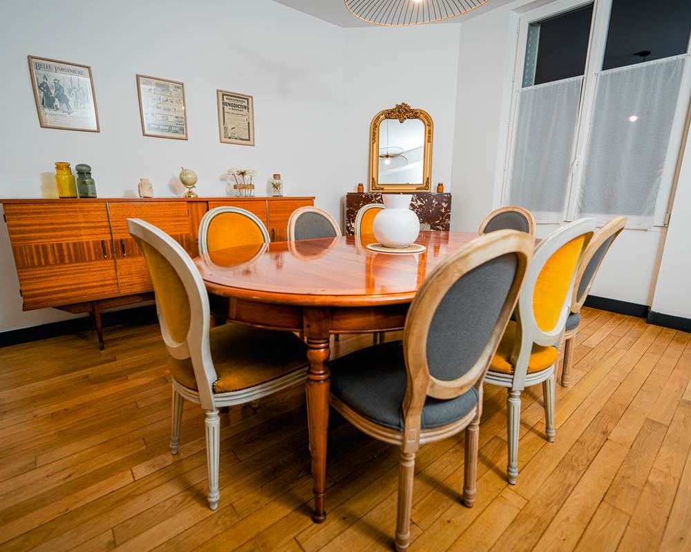 Salle à manger dans maison de charme