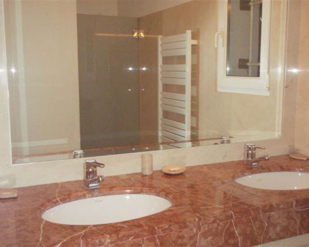 SALLE DE BAINS R.D.C. MAISON