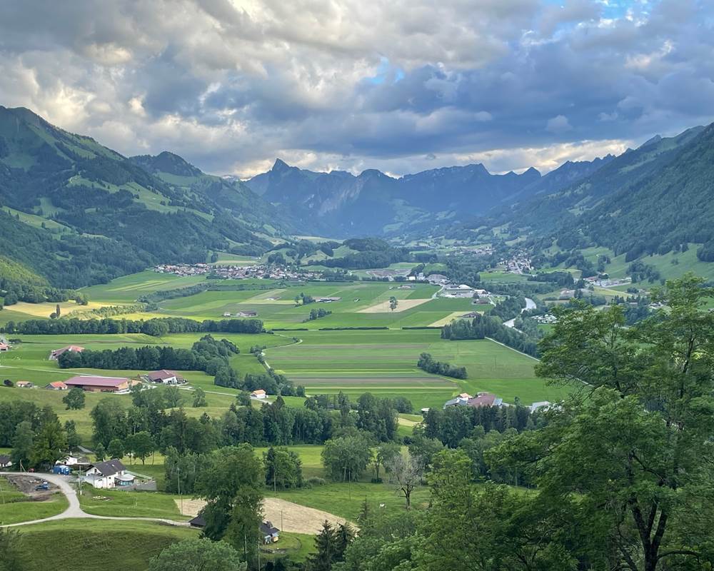 vue-panoramique-gruyere-montagnes-intyamon-studio-vacances-weekend-romantique-suisse